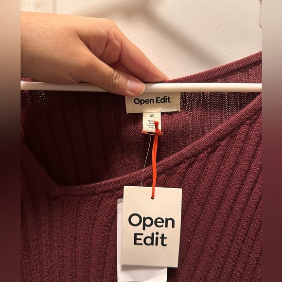 Maroon ribbed sweater with slide slits and asymmetric neckline - Picture 4 of 4